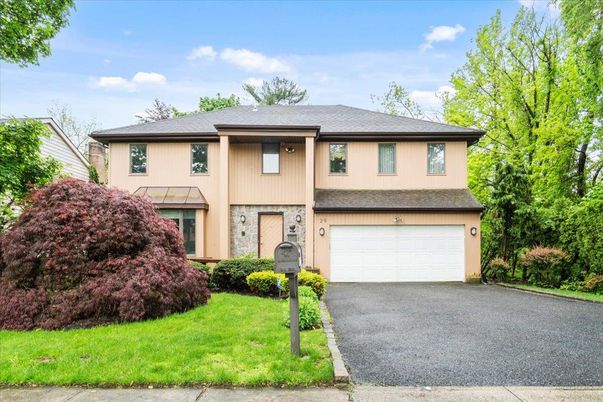 Attached, Exterior, Facade, Raised Ranch