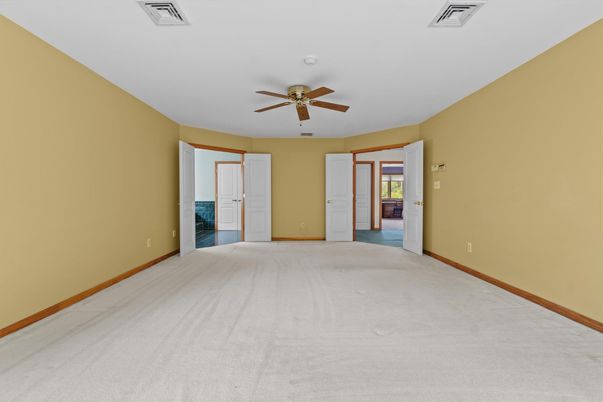 Empty room, Interior