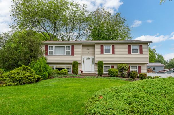 Exterior, Facade, Raised Ranch