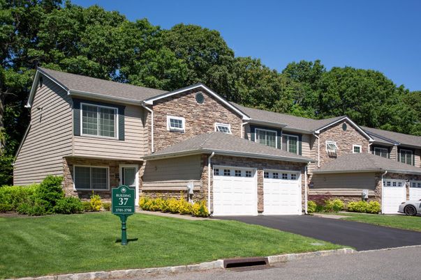Attached, Exterior, Facade, Brick Facade, Split Level