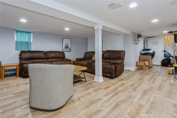 Fitness Equipment, Interior, Living room, Recessed Lighting, Wood Texture Flooring