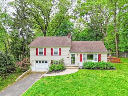 Attached, Exterior, Facade, Cape Cod