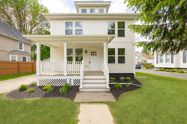 Exterior, Facade, American Foursquare