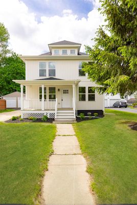 Exterior, Facade, American Foursquare