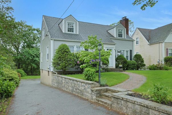 Exterior, Facade, Cape Cod
