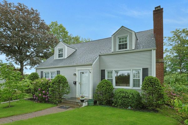 Exterior, Facade, Cape Cod
