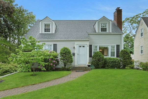 Exterior, Facade, Cape Cod