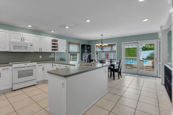 Chandelier, Dining room, Interior, Kitchen, Recessed Lighting, Water