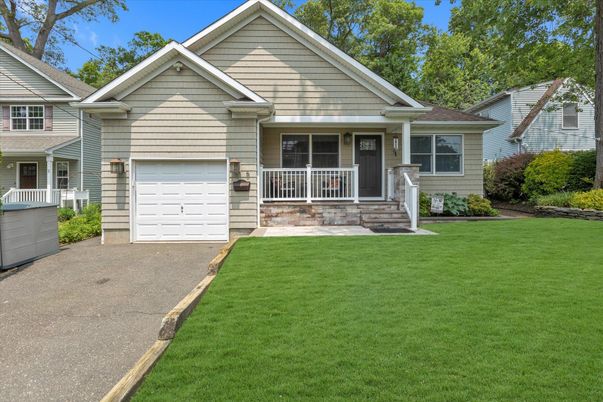 Attached, Exterior, Facade, American Craftsman