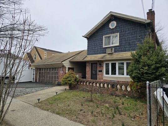 Attached, Exterior, Facade, Brick Facade, Queen Anne Victorian