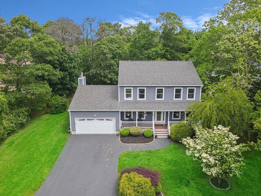 Attached, Exterior, Facade, Cape Cod