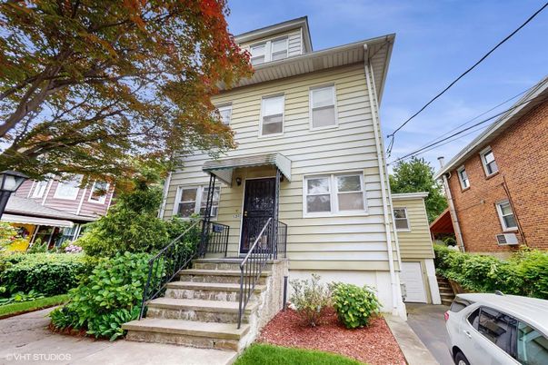 Attached, Exterior, Facade, American Foursquare
