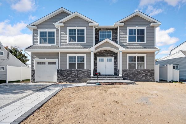 Attached, Exterior, Facade, American Craftsman