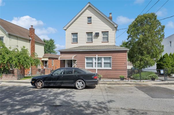 Exterior, Facade, Brick Facade, Queen Anne Victorian