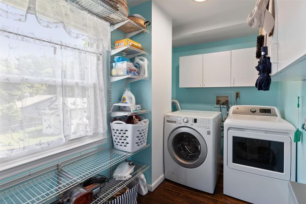 Interior, Recessed Lighting, Washer, Wood Texture Flooring