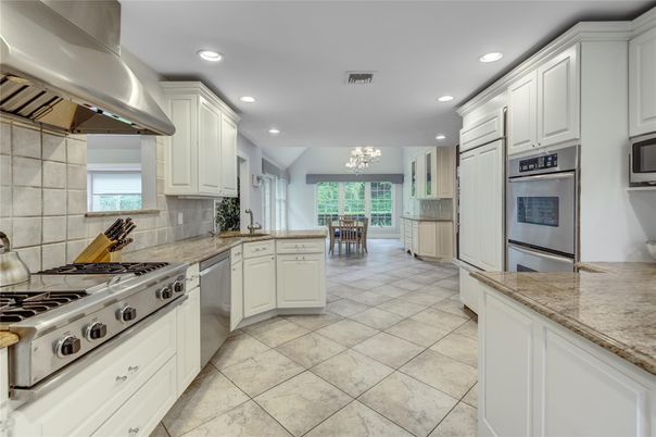 Chandelier, Dining room, Interior, Kitchen, Recessed Lighting, Stainless Steel Appliances