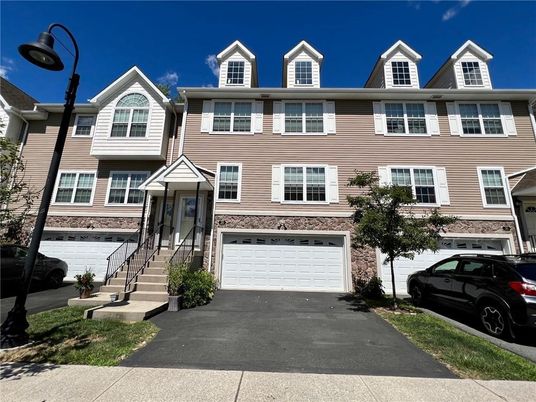 Attached, Exterior, Facade, Rowhouse