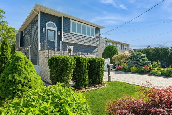 Exterior, Facade, Raised Ranch