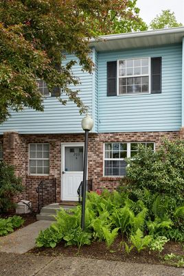 Exterior, Facade, Brick Facade, Split Level