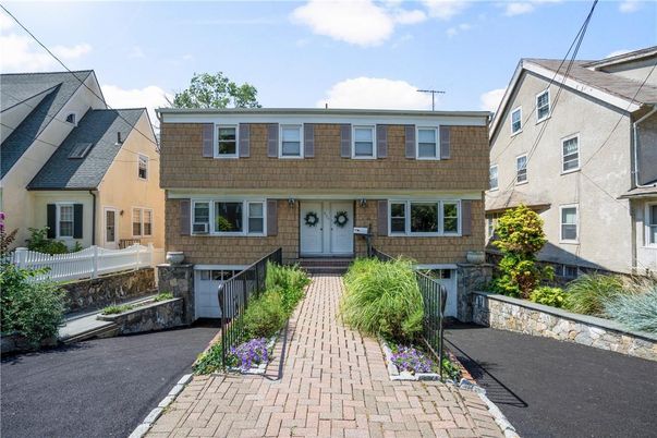 Exterior, Facade, Rowhouse