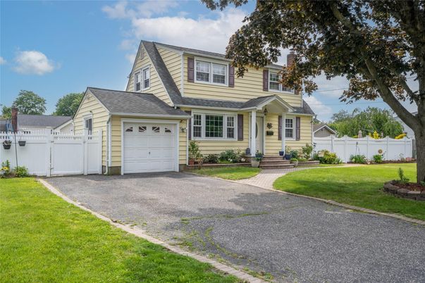 Attached, Exterior, Facade, Cape Cod