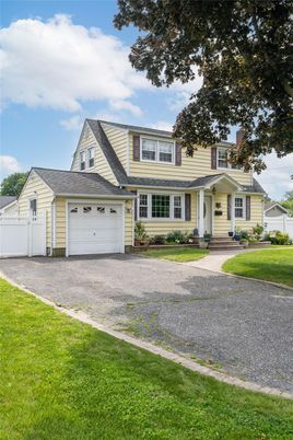 Attached, Exterior, Facade, Cape Cod