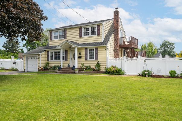 Attached, Exterior, Facade, Cape Cod