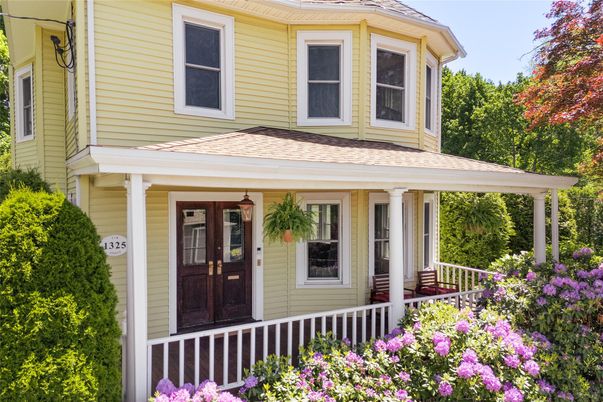 Exterior, Facade, Queen Anne Victorian