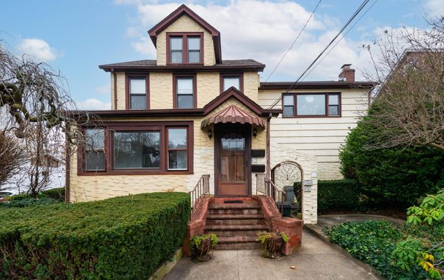 Exterior, Facade, American Foursquare