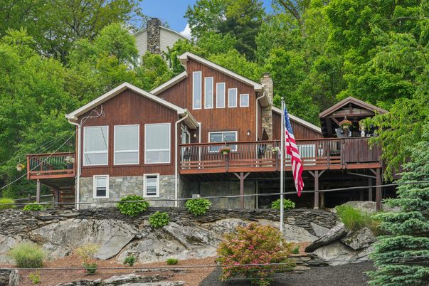 Exterior, Facade, Log Home