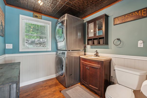 Interior, Washer, Wood Texture Flooring