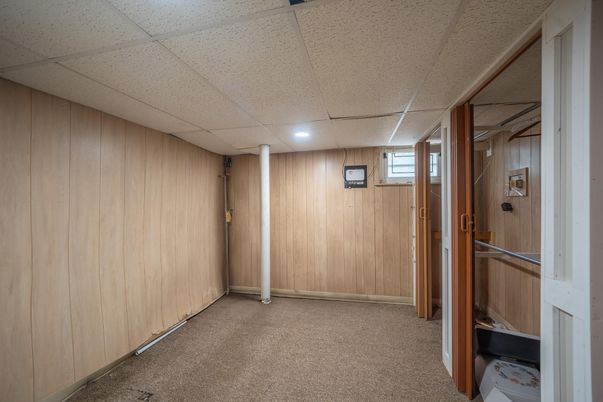Empty room, Interior, Recessed Lighting, Wooden Walls
