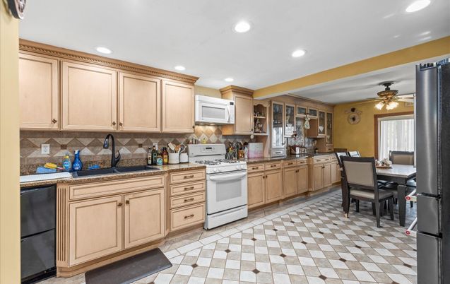 Dining room, Interior, Kitchen, Recessed Lighting