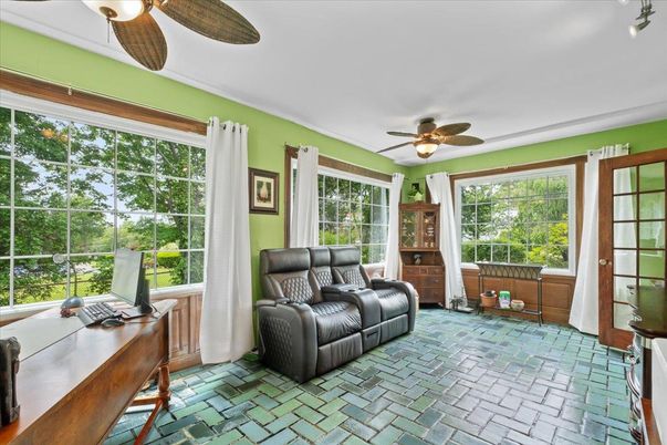 Home Office, Interior