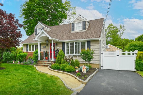 Exterior, Facade, Cape Cod