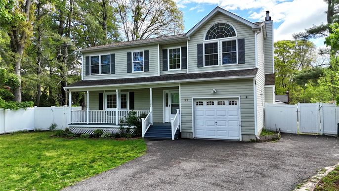 Attached, Exterior, Facade, Farmhouse