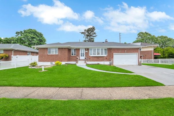 Attached, Exterior, Facade, Brick Facade, Ranch