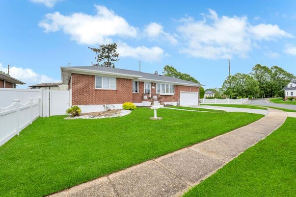Attached, Exterior, Facade, Brick Facade, Ranch
