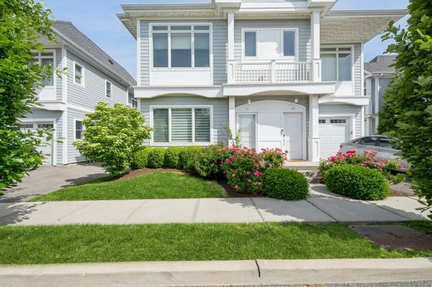 Attached, Exterior, Facade, Rowhouse