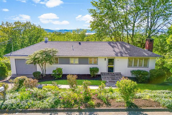 Attached, Exterior, Facade, Ranch