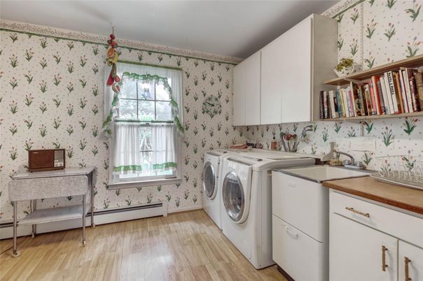 Interior, Washer, Wood Texture Flooring