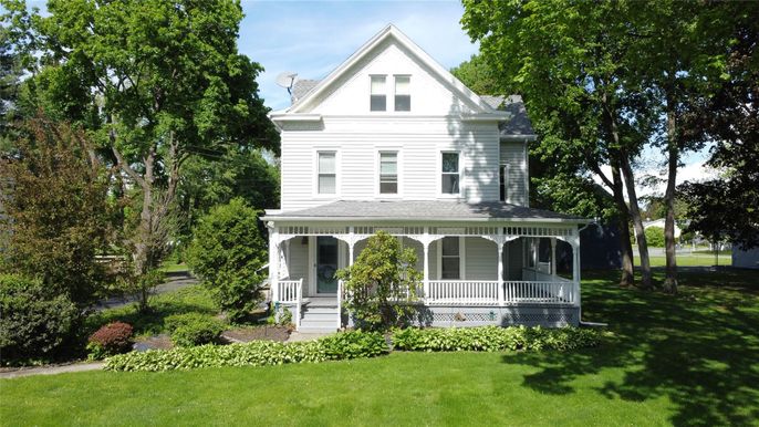 Backyard, Exterior, Facade, Queen Anne Victorian