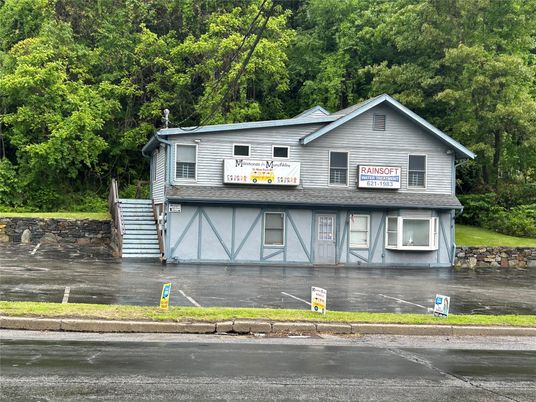 Attached, Exterior, Facade, Split Level