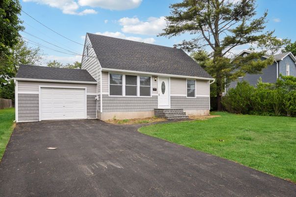 Attached, Exterior, Facade, Cape Cod