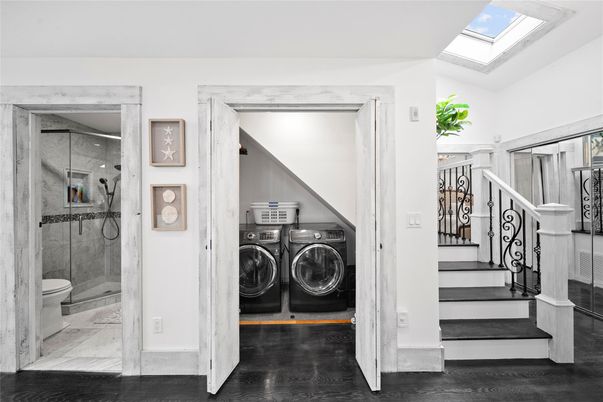 Interior, Washer, Wood Texture Flooring