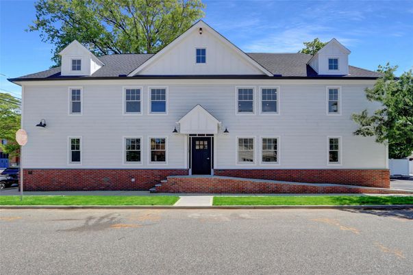 Exterior, Facade, Brick Facade, Georgian