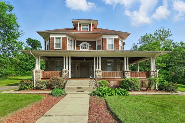 Exterior, Facade, American Foursquare
