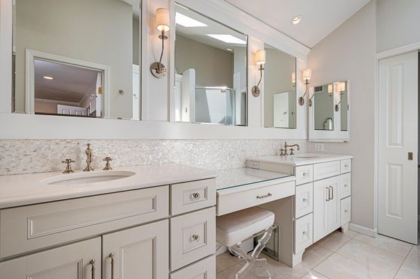 Bathroom, Dual Sink Vanities, Interior, Recessed Lighting