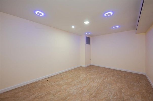 Empty room, Interior, Recessed Lighting