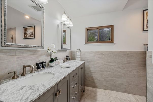 Bathroom, Dual Sink Vanities, Interior, Recessed Lighting